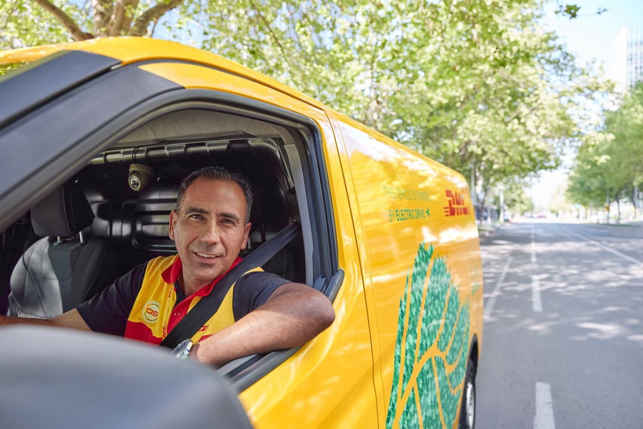 DHL Elektro-Zustellfahrzeug Fahrer