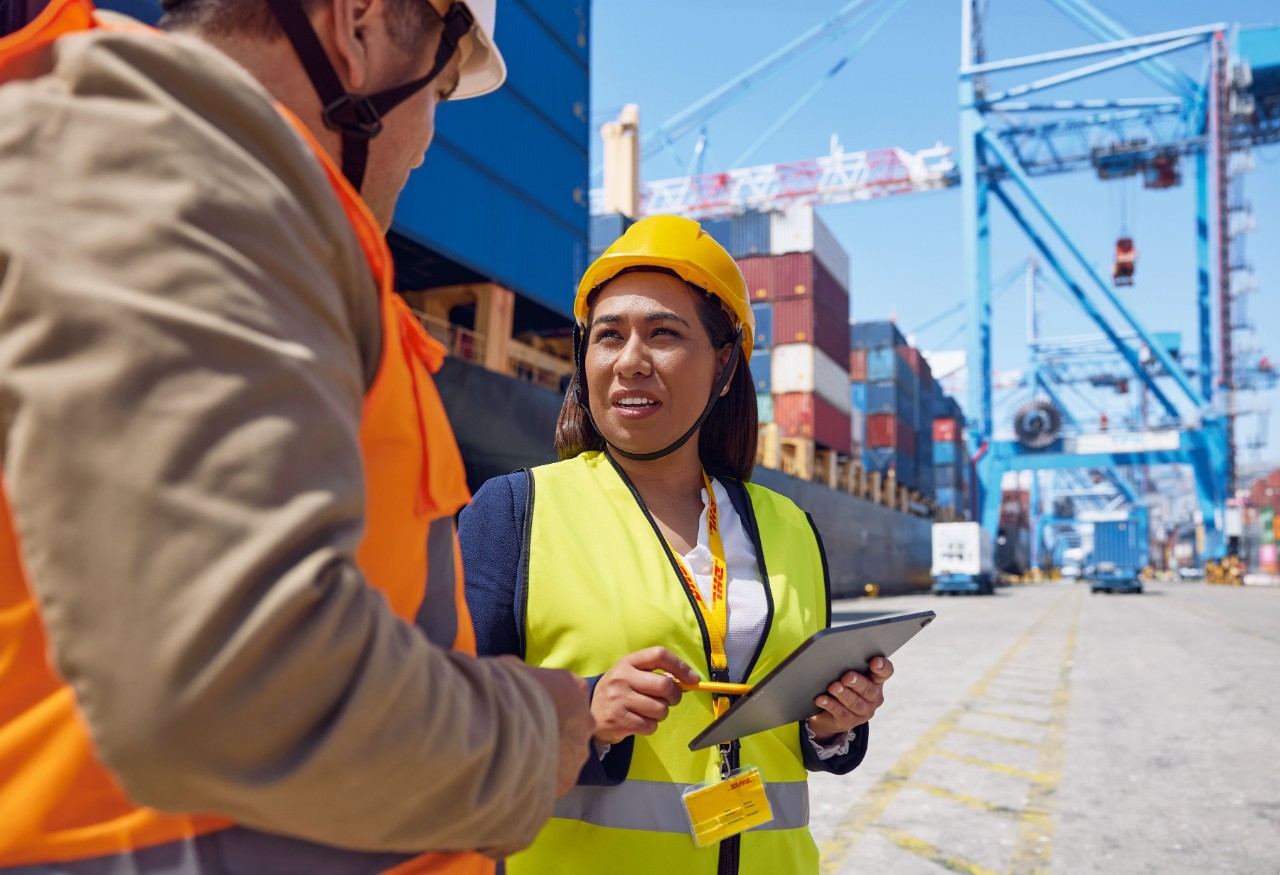 Mitarbeiter am Containerhafen
